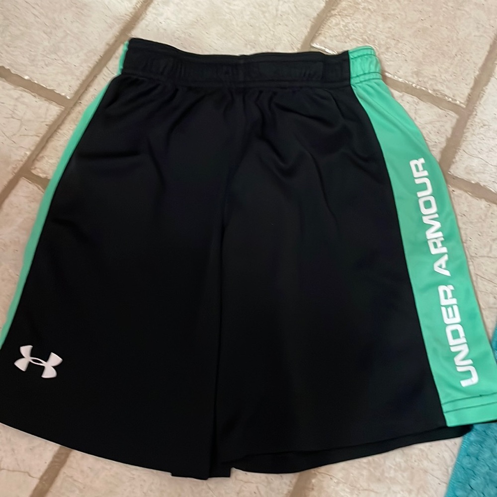EUC boys size 7 black and green under armour shorts